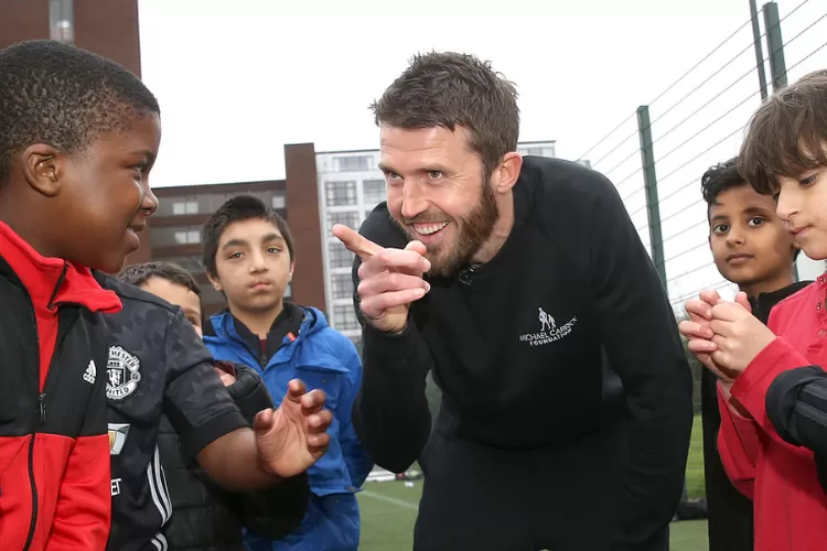 ไมเคิล แคร์ริก อดีตกองกลางและโค้ชแมนเชสเตอร์ ยูไนเต็ด ขณะเข้าร่วมฝึกซ้อมกับทีมชุดใหญ่