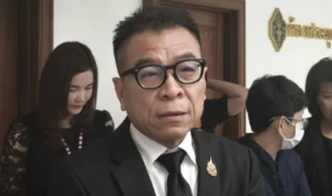 กกต.สอบคลิปจาตุรนต์ พาทีมหมอนทองชูป้ายแก้รัฐธรรมนูญ