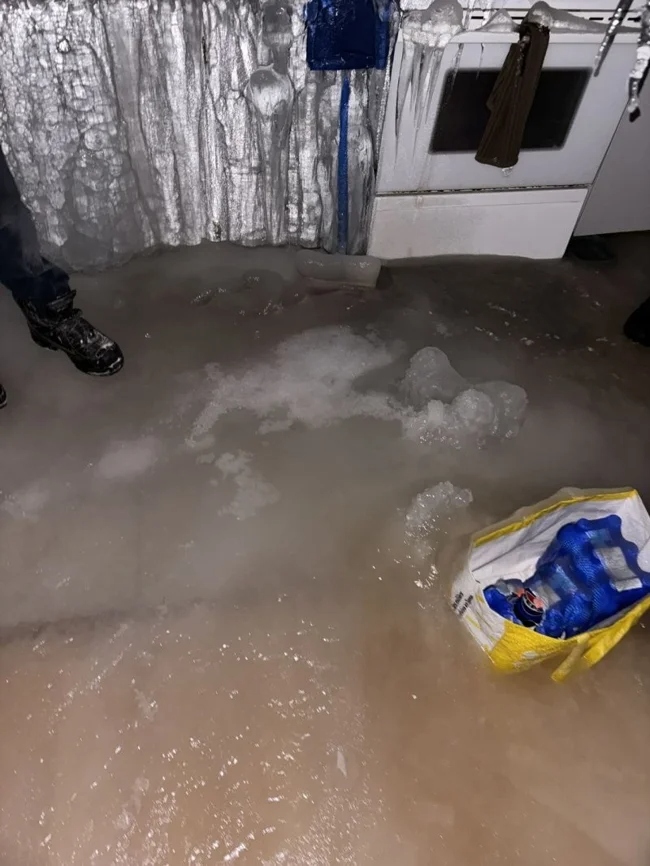 เฟอร์นิเจอร์และพื้นห้องถูกน้ำแข็งหนา 30 เซนติเมตร