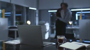 ความสัมพันธ์นอกใจในที่ทำงาน, เพื่อนร่วมงาน, ความสนิทสนมในออฟฟิศ