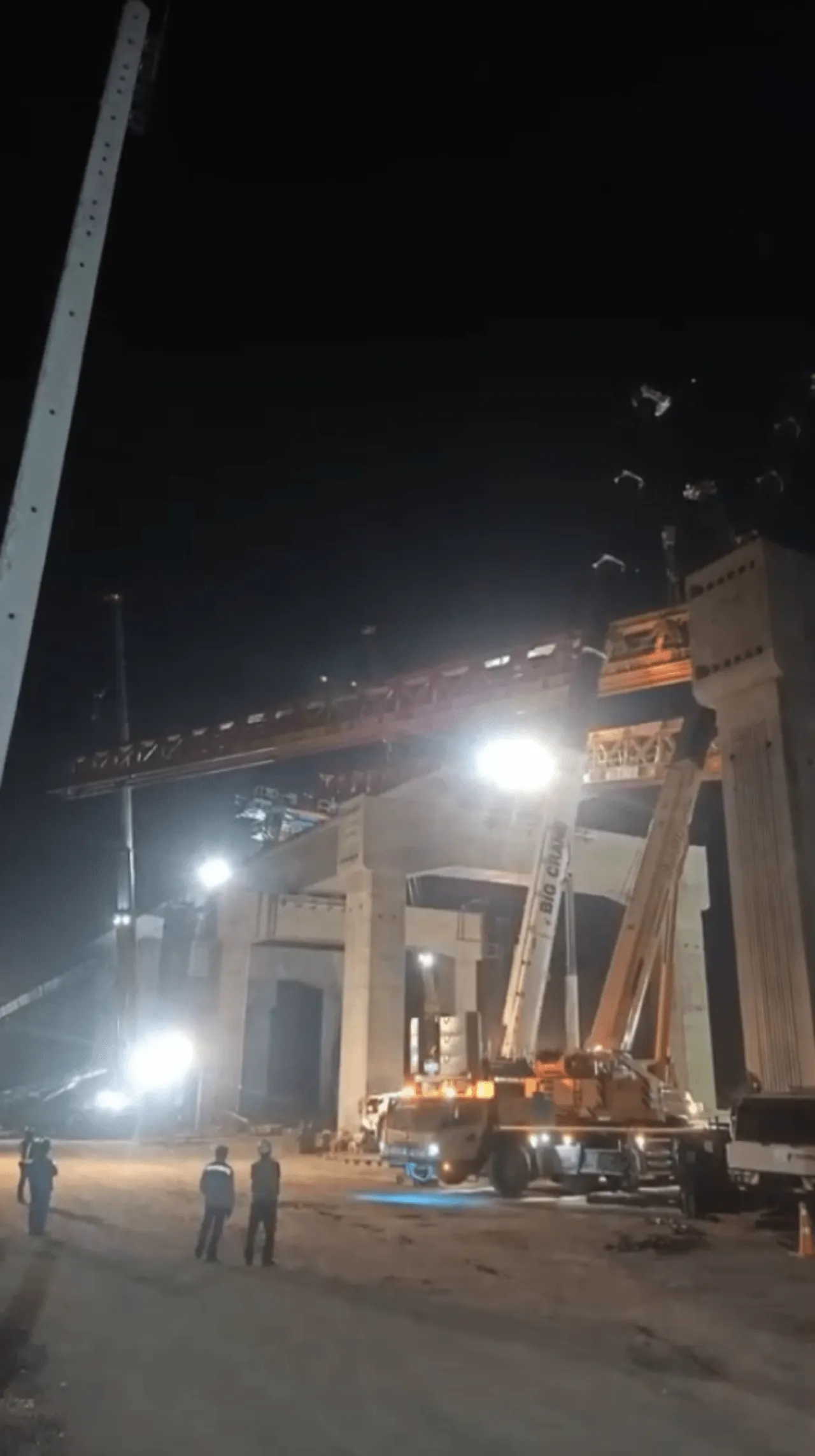 บริษัทรับเหมาเร่งรื้อถอนเครนมรณะ หลังเกิดเหตุเครนถล่มทับรางรถไฟ