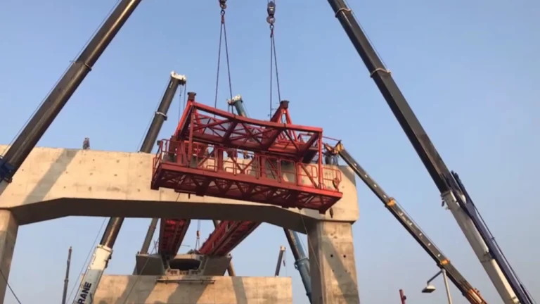 บริษัทรับเหมาเร่งรื้อถอนเครนมรณะ หลังเกิดเหตุเครนถล่มทับรางรถไฟ